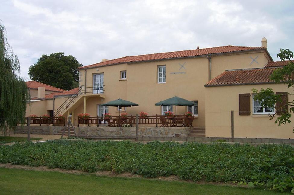 Le Logis Du Chateau Vieillevigne Exterior foto